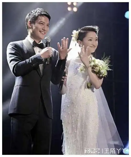 出道三十余年后再看无儿无女的周迅才明白李健的话没有错