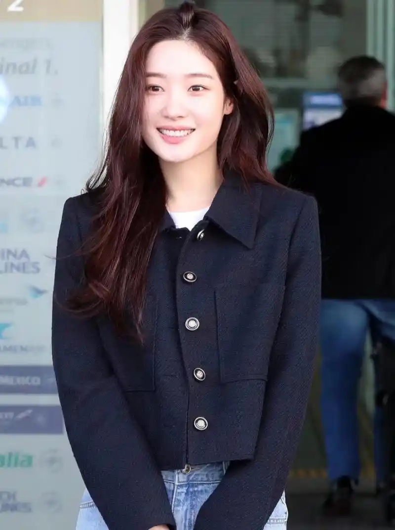 黑色外套 浅蓝牛仔裤,温柔有气质,初秋氛围感穿搭有了.