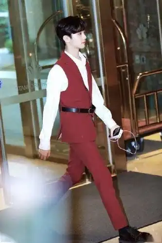 令人惊艳的漫画腿精 带着赖冠霖高开叉的大长腿前来参赛