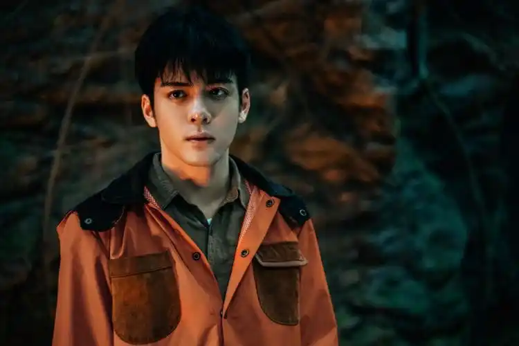 吴邪(曾舜晞饰)只身探访格尔木疗养院,偶遇张起灵等人一起前往塔木陀