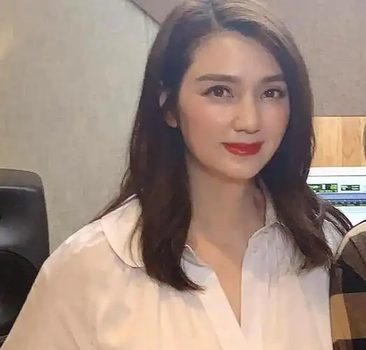 48岁洪欣近照曝光,端庄优雅现身录音室,要跨界当歌手?