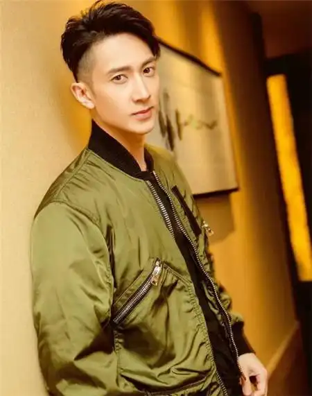 男生两边铲短发吴尊可以说是很多女生的偶像了,看了《花样少年少女》