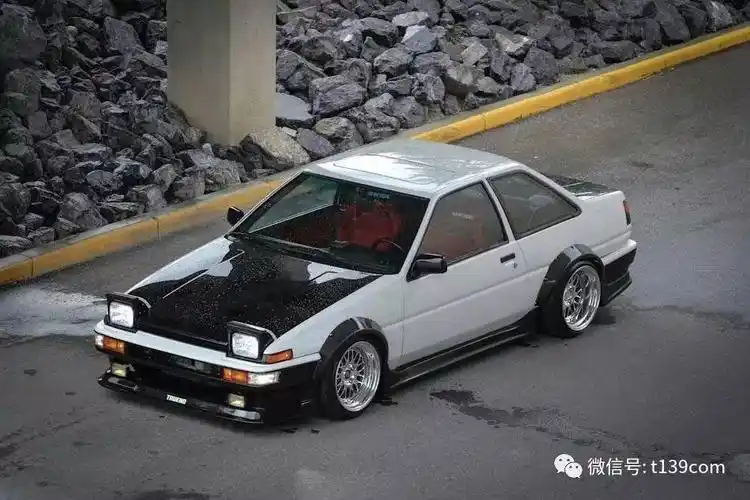 沉稳经典,俏皮的尾翼与隔代的老伙计斯巴鲁合影黄金战神蒂芙尼ae86