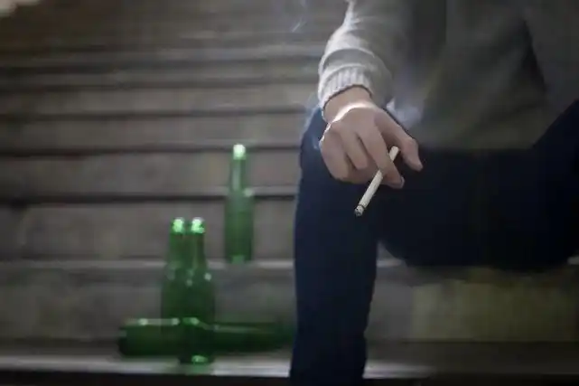 男人很累,知道抽烟不对,只是精神憔悴;明白喝酒不好,只想暂时麻醉;有