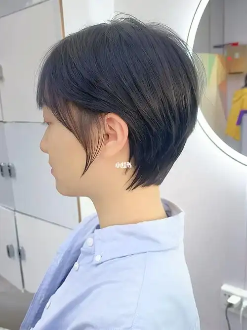 所以设计的是自然柔和的刘海齐刘海短发适合甜美偏多一点的女孩子