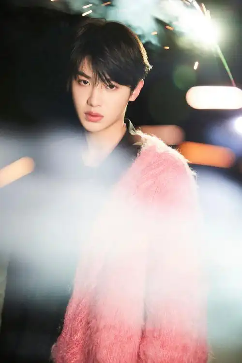 黄明昊最新写真,身穿黑粉拼接针织外套帅气中又带着温柔的小贾