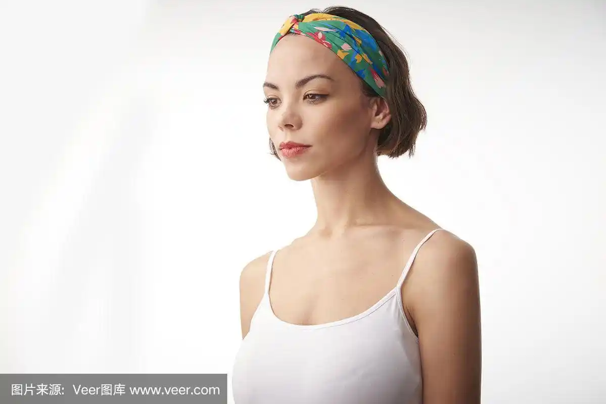 半侧面肖像拍摄的年轻女子站在孤立的白色背景和思考