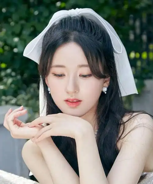 赵露思白色抹胸公主裙优雅写真