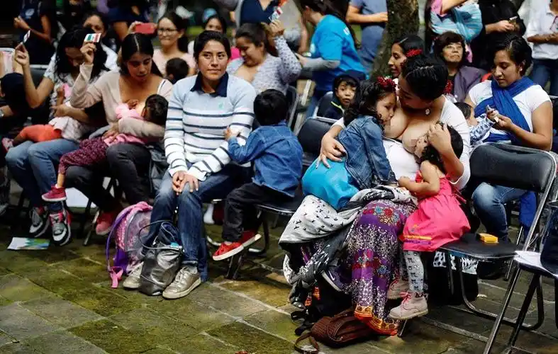 墨西哥举行母乳喂养节 多位母亲现场哺乳