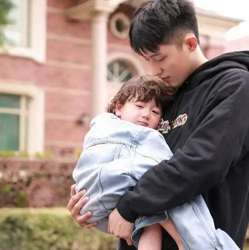 没错你们得不到的男人黄景瑜已经被他无情地霸占了