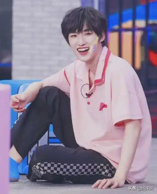 帅气小哥哥打篮球照片16岁(丁程鑫开学第一天和北电同学打篮球,单手插