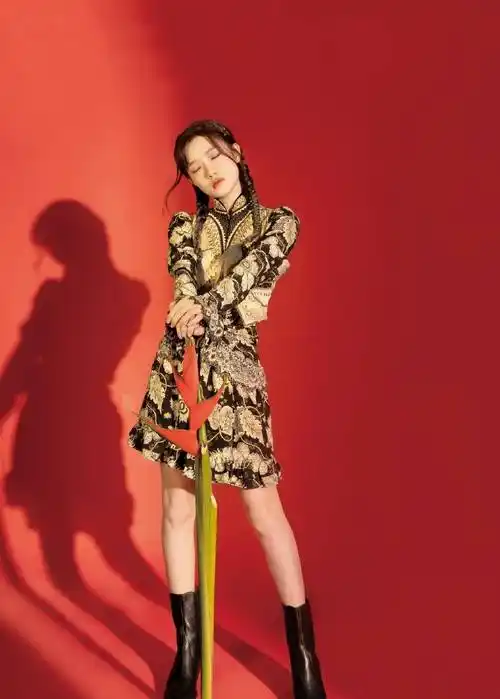 她被《创造101》淘汰,今穿复古风套装裙扎麻花辫,俏皮清纯_陈意涵