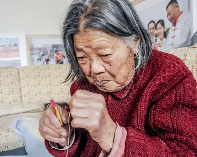 其它 母亲手持针线缝补 写美篇母亲过了这个年就90