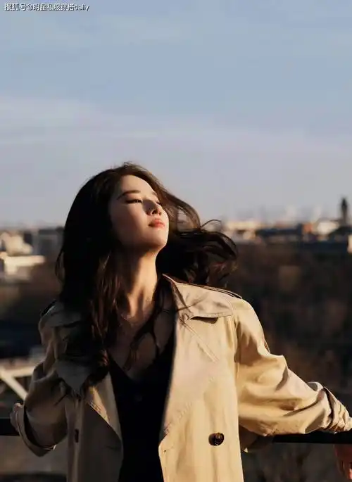 刘亦菲穿棒球服逛花店好洋气!但大地色风衣搭配针织衫,时髦炸了