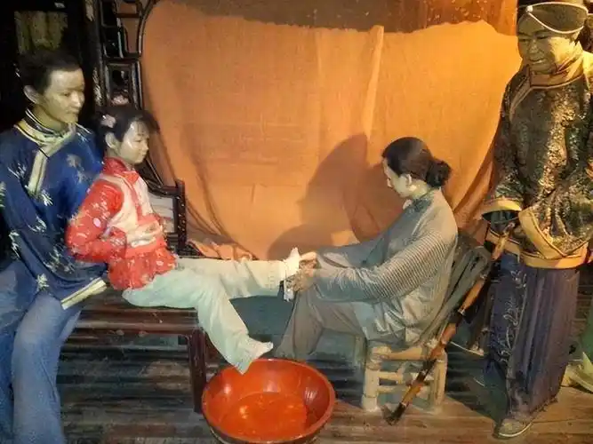 回顾:古代为何给女子裹小脚?"三寸金莲"对她们的影响有多大?