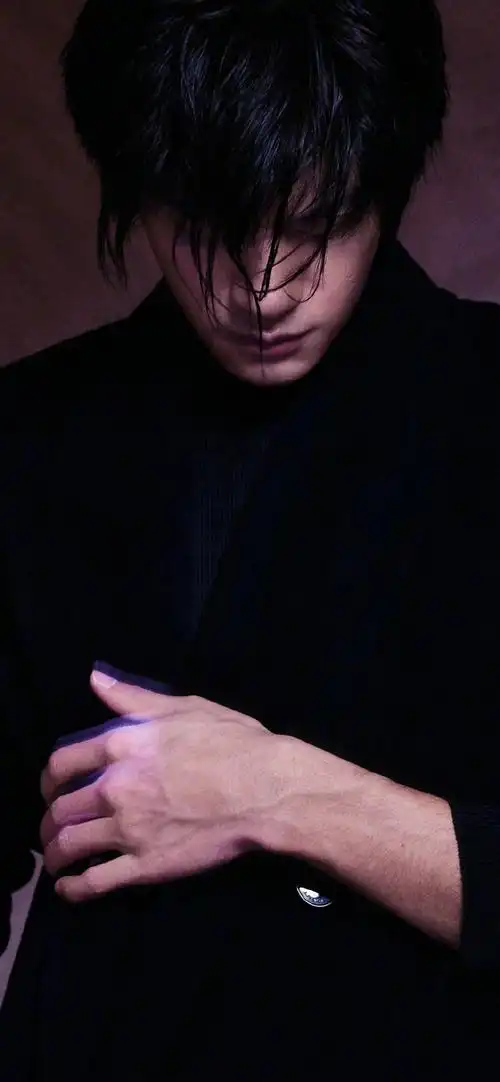 易烊千玺elle3月刊封面##易烊千玺学着和身体和平相处