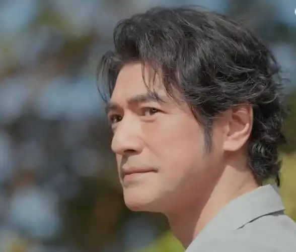 51岁金城武分享最新照片!自然衰老气质依旧忧伤,乡村务农多年