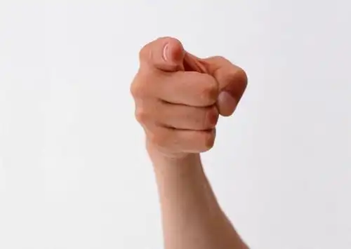 仅一个男性,仅一个人,指,灰色背景,黄种人,方向,仅一个年轻男性,手势