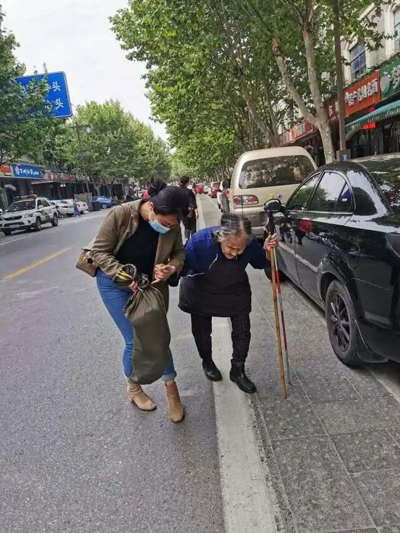 热心女子帮助迷路盲人阿婆 这组照片定格街头最美的风景