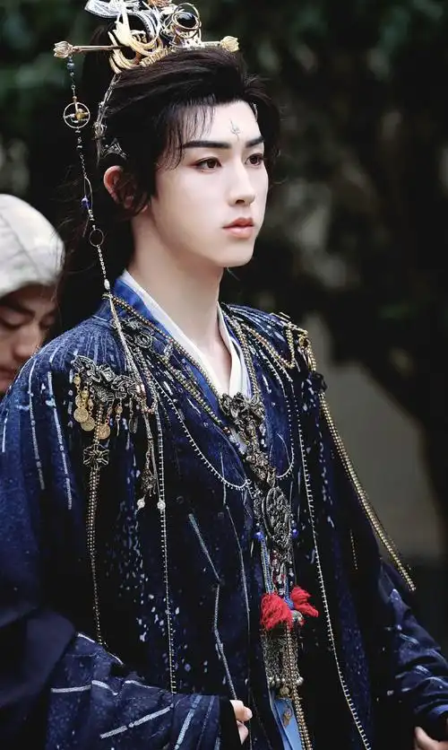 王权篇花钿造型路透#@郭俊辰_fiction这最新路透路透剧照也太好看了吧