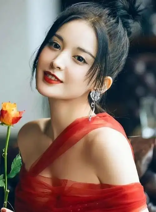 随后,古力娜扎的感情生活就成为了公众热议的话题.