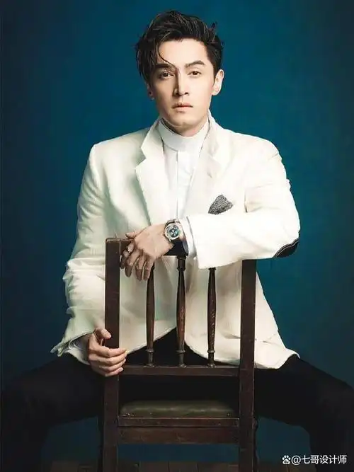 胡歌这些年的发型变化确实相当有趣且多样化,可以说是他个人形象转变