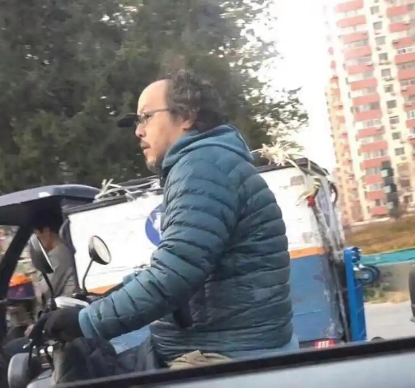 王菲前夫窦唯现状曝光:开小电炉吃路边摊,不修边幅却住北京豪宅