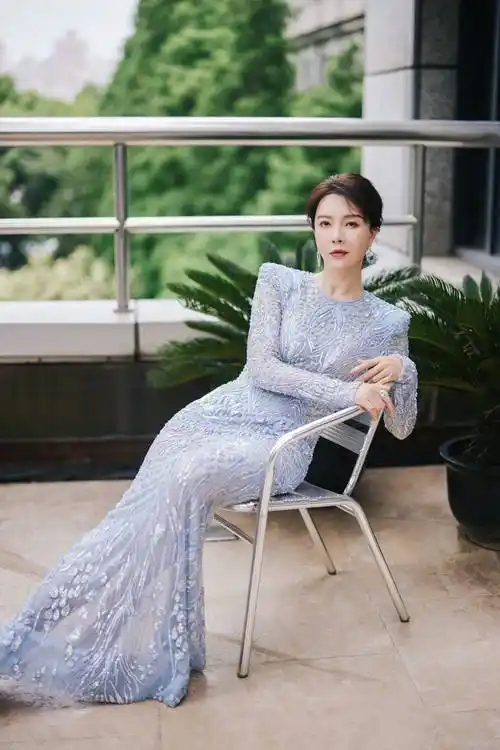 陈数穿钻石流光长裙现身上影节璀璨亮眼