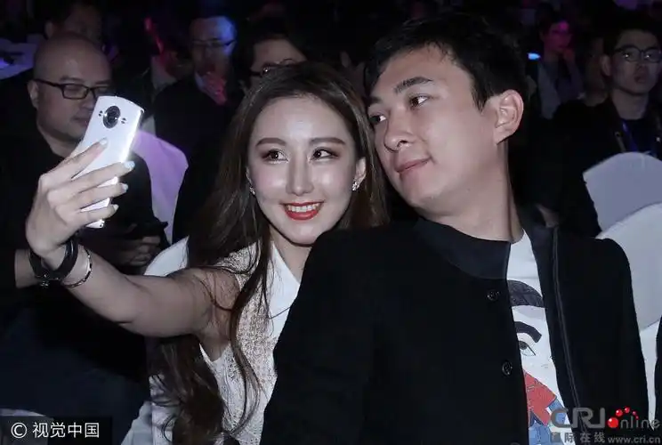 王思聪与美女合影不停 baby合照自拍搞怪露事业线