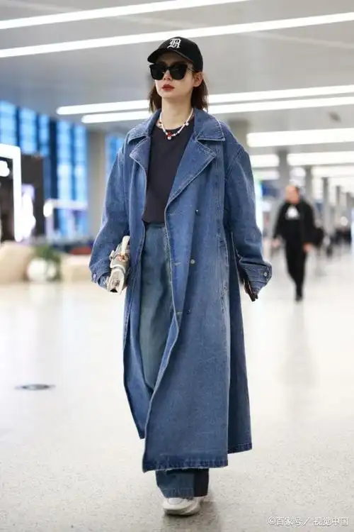 戚薇真会穿!牛仔风衣 黑色t,酷劲拉满霸气亮相