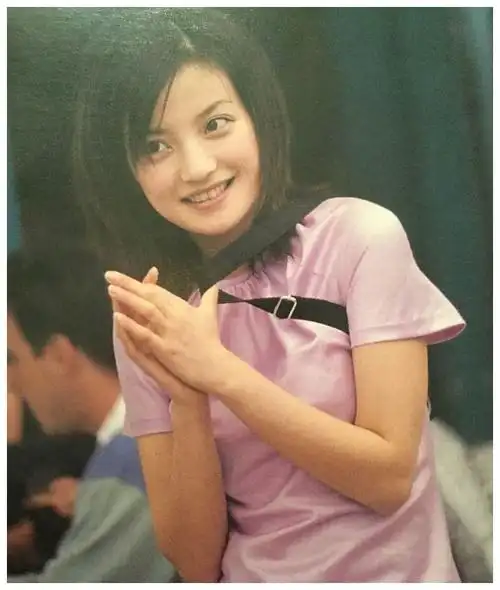 赵薇算不上是真正的美女,长得比较特色而已,鼻子宽,眼睛过大,年轻时还