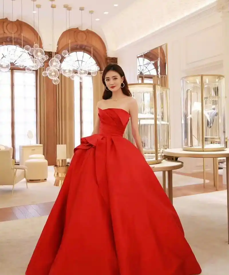 徐璐红色抹胸裙#优质作者榜