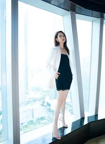 原创35岁戚薇性感到骨子里黑色抹胸裙配白色西装网友姐姐我可以