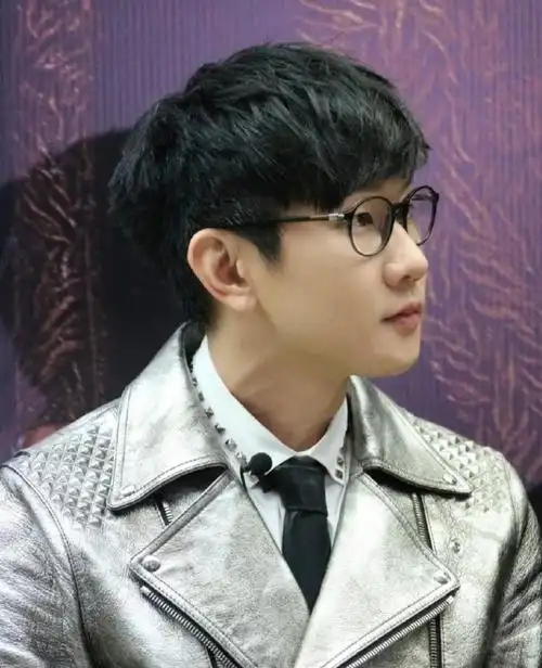 有一说一林俊杰戴眼镜真的很好看,配合穿搭显得可爱元气又斯文,宝宝多