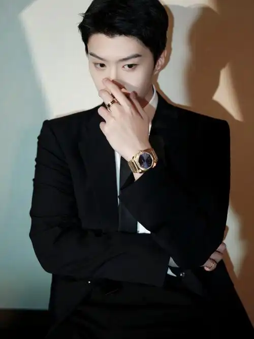 范丞丞出席第37届大众电影百花奖提名表彰仪式,身着givenchy西服套装