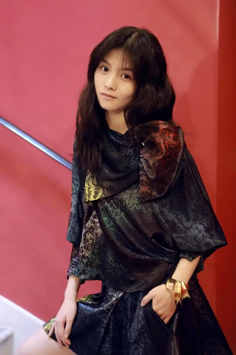 春夏首次巴黎观秀 灵动少女驾驭野性裙摆