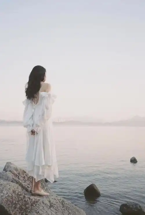 在海边拍照,如果人物不是特别的有镜头感,那拍照时要尽可能地避免看