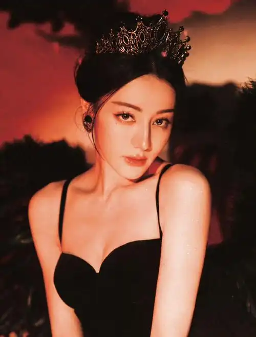 94身穿黑色羽毛裙的迪丽热巴,头戴皇冠95,宛若暗夜女王,突破午夜