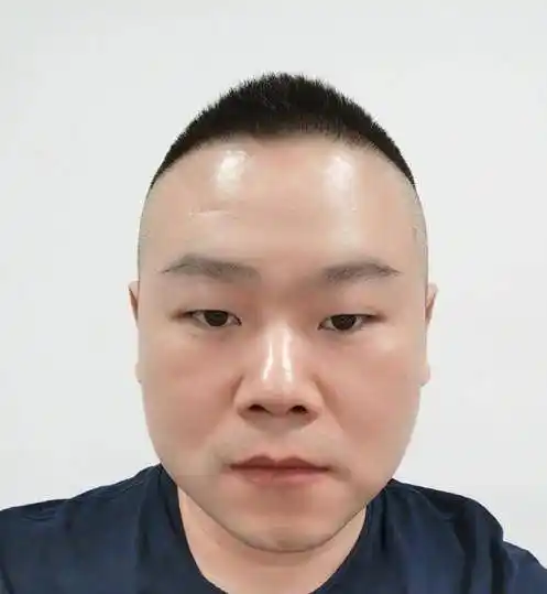 岳云鹏换新发型,德云师弟郎鹤炎在线吃瓜,助理冲冲也跟着起哄_光头