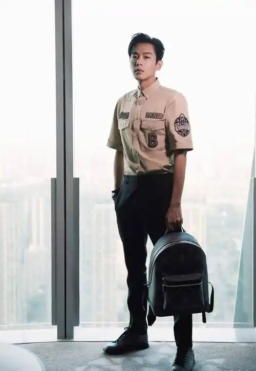 原创张若昀被传暴瘦后亮相机场穿白色铆钉元素外套帅气如花美男