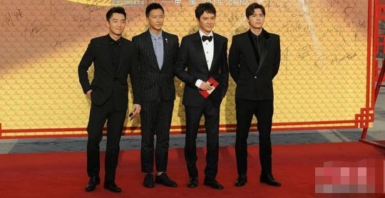 包贝尔晒群星合照,沈腾表情抢镜,自带笑点的男人年轻时真的很帅