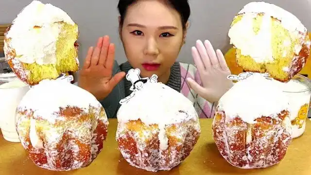 韩国大胃王卡妹,吃奶油面包,大口大口地吃,吃得太过瘾了