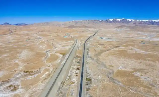 航拍可可西里无人区青藏铁路与青藏公路并行苍茫高原无比壮观