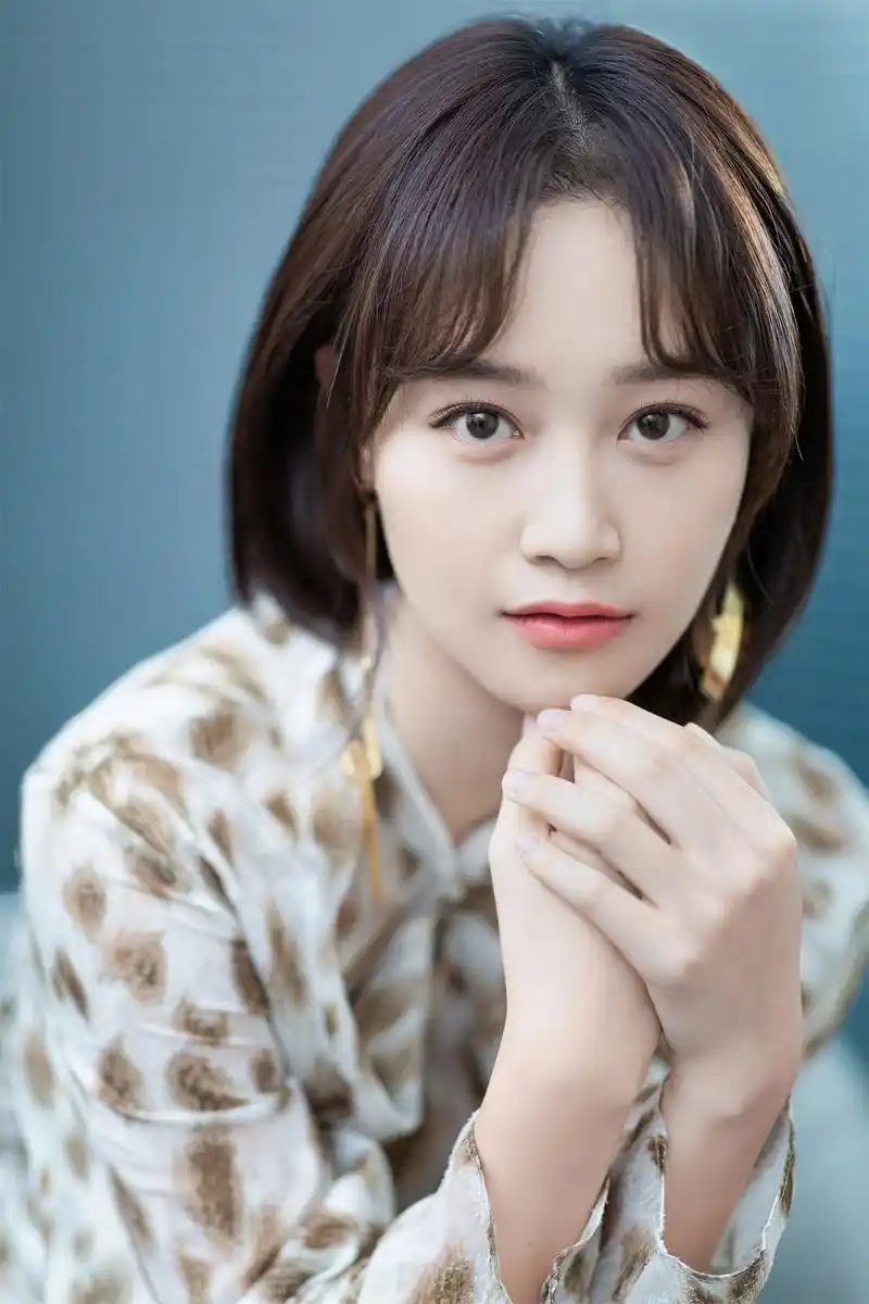 蓝盈莹穿复古衬衫搭配半身裙诠释简约温柔风