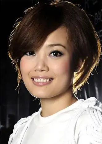 学容祖儿俏丽短发遮住大饼脸(组图)
