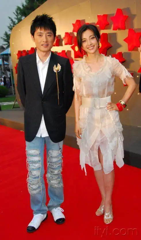 5月29日下午,"冰泉情谊"李冰冰,任泉续约华谊发布会在中国大饭店