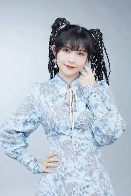 赖美云晒出最新可爱旗袍写真,麻花辫俏皮可爱