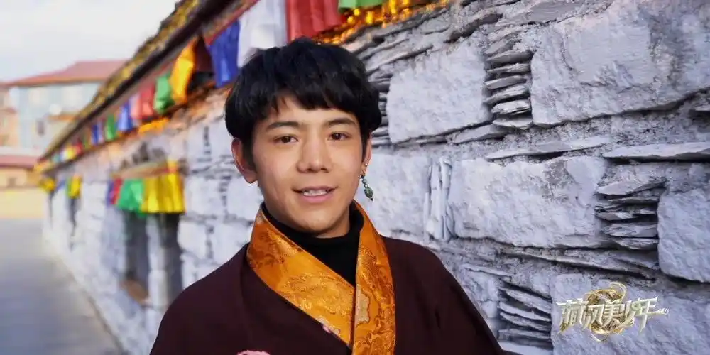 丁真向全世界安利家乡##丁真青春助力大使#安静看书,虔诚祈祷,挥动