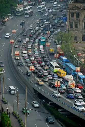 无人,栏杆,竖图,俯视,室外,白天,度假,美景,植物,城市风光,城市,道路