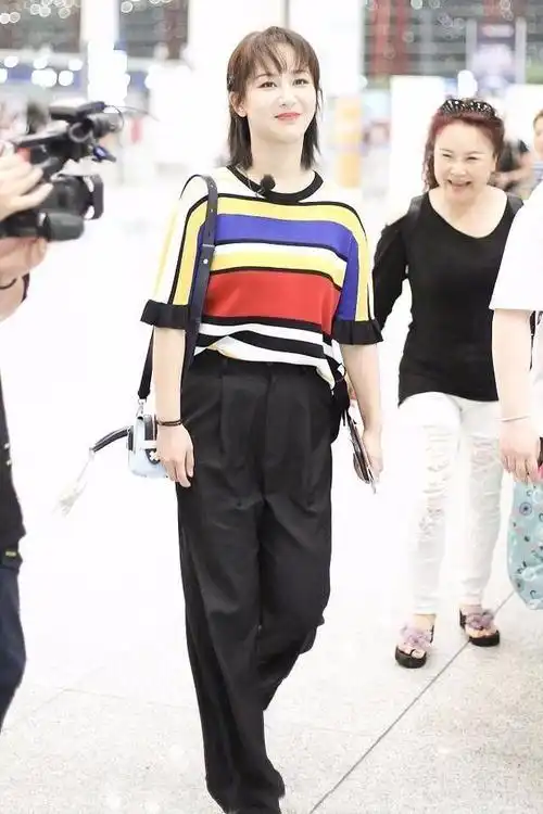 杨紫穿阔腿裤勒得紧小肚子太明显大腿比她瘦